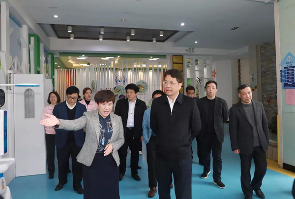 宣传部长谢再春,市委副秘书长,办公室主任周春海,市教育局局长赵榕生